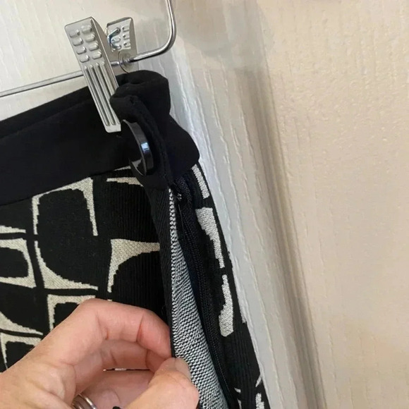 Ozai N Ku Black White Geometric Cropped Pants - Picture 3 of 8